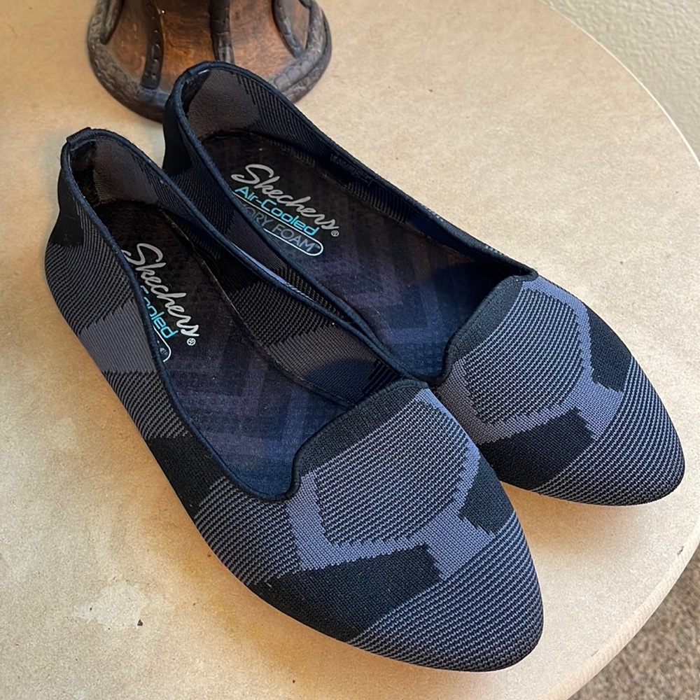 #016 Sketchers Air-cooled slip on shoes